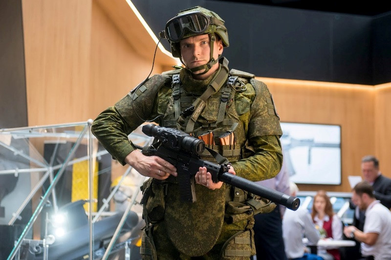 Theo Rostec, bộ quân phục mới không sử dụng điện, cảm biến hay thiết bị điện tử. Điều đó giúp nó hoạt động tin cậy hơn, dễ điều chỉnh theo cơ thể người mặc và bảo trì. Ảnh: Rostec.