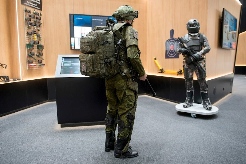 Nó biến những người lính bình thường thành những chiến binh siêu hạng, mạnh mẽ như robot. Ratnik bao gồm quân phục, vũ khí, thiết bị liên lạc, ứng dụng các công nghệ mới giúp tăng hiệu quả chiến đấu lên gấp nhiều lần so với trước. Ảnh: Rostec.