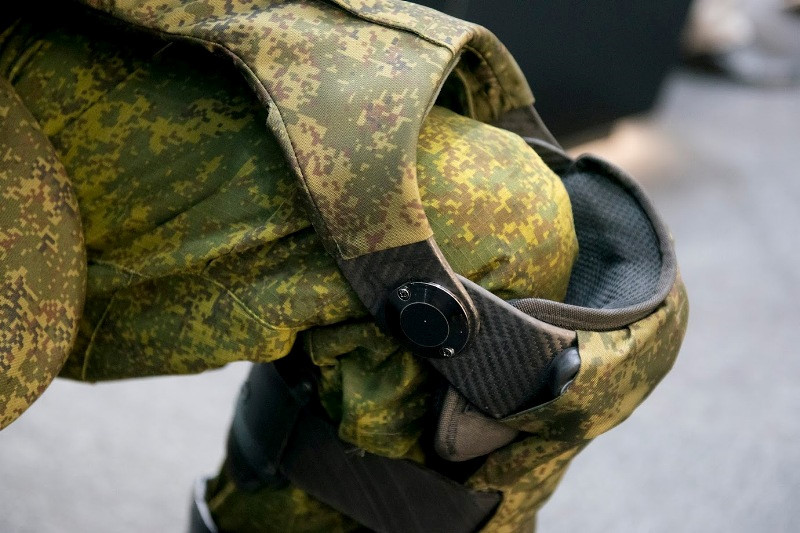 Bộ quân phục mới gồm các khớp nối cơ khí bao bọc bên ngoài lớp vải truyền thống. Chúng được chế tạo bằng vật liệu sợi carbon tổng hợp có khối lượng nhẹ và độ bền cao, hoạt động như một khung xương ngoài hỗ trợ cho người mặc. Ảnh: Rostec.