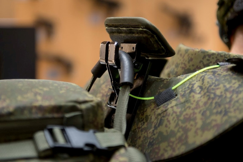 Bộ quân phục còn các tấm giáp giúp bảo vệ các vị trí quan trọng trên cơ thể như đầu gối, khuỷu tay, cột sống và lồng ngực. Ảnh: Rostec.