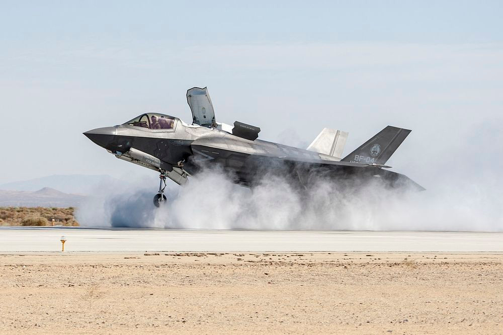 Phiên bản F-35B có thể cất hạ cánh thẳng đứng, khi đó một cửa sổ phía sau buồng lái sẽ mở ra cho hệ thống cánh quạt tạo ra lực đẩy theo chiều thẳng đứng, kết hợp với ống xã động cơ phản lực phía sau chuyển động hướng miệng xã xuống dưới để tạo thêm lực nâng. Sự kết hợp này cho phép F-35B di chuyển đáng kinh ngạc giữa không trung.