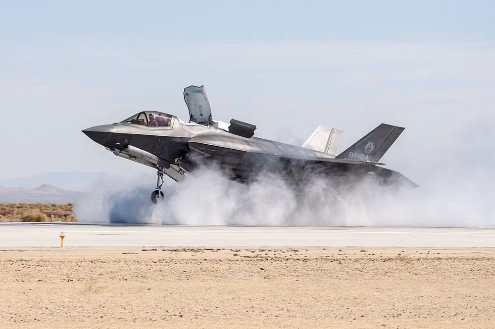 Phiên bản F-35B có thể cất hạ cánh thẳng đứng, khi đó một cửa sổ phía sau buồng lái sẽ mở ra cho hệ thống cánh quạt tạo ra lực đẩy theo chiều thẳng đứng, kết hợp với ống xã động cơ phản lực phía sau chuyển động hướng miệng xã xuống dưới để tạo thêm lực nâng. Sự kết hợp này cho phép F-35B di chuyển đáng kinh ngạc giữa không trung.