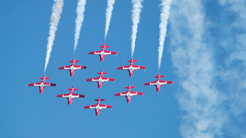 Đội bay biểu diễn Snowbirds 431 của Không quân Canada bay đội hình kim cương trong một triển lãm hàng không. Họ sử dụng những chiếc máy bay CT-114 Tutor được sản xuất từ những năm 1960.