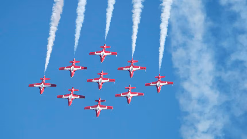 Đội bay biểu diễn Snowbirds 431 của Không quân Canada bay đội hình kim cương trong một triển lãm hàng không. Họ sử dụng những chiếc máy bay CT-114 Tutor được sản xuất từ những năm 1960.