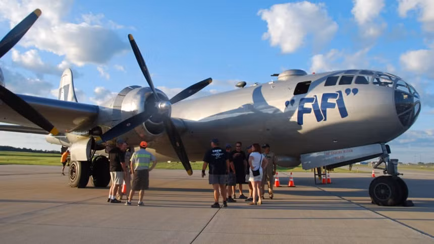 Máy bay ném bom huyền thoại B-29 trong Thế chiến II có tên "FiFi", một trong 2 chiếc B-29 còn lại ở trạng thái hoạt động. B-29 dự kiến bay tại triển lãm WWII Airshow diễn tại tại Dallas, Texas từ ngày 26 đến 28/10.