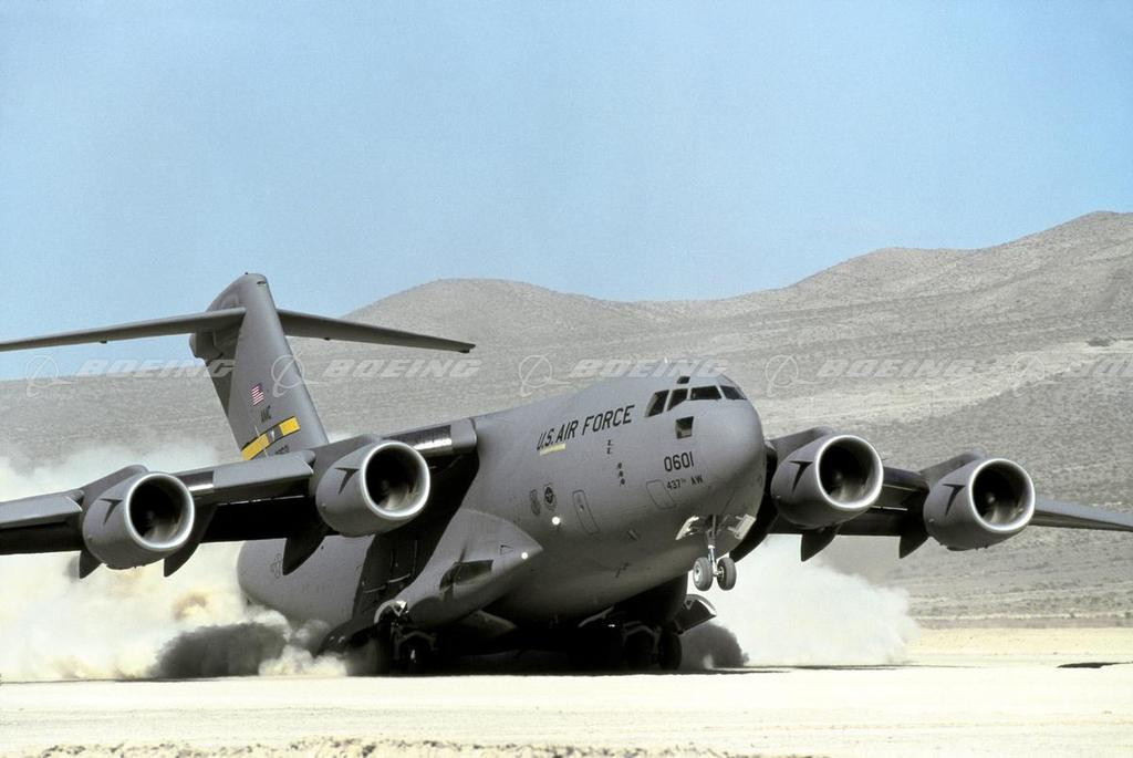 C-17 hạ cánh trong một triển lãm. Phi cơ này đã được lên lịch bay biểu diễn tại triển lãm New York Airshow, diễn ra từ ngày 15-16/9 tại quận Cam, phía bắc New York. Triển lãm hàng không là dịp để Không quân Mỹ quảng bá sức mạnh, thông qua đó tìm khách hàng cho nhà sản xuất.