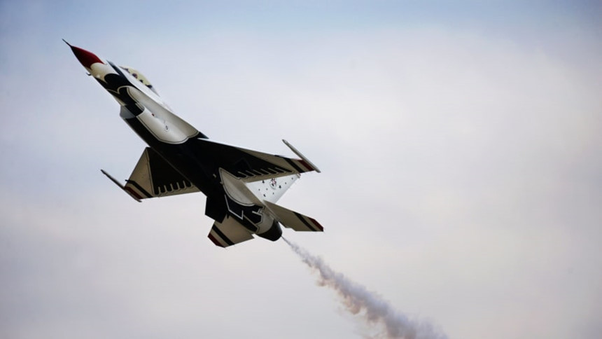 Tiêm kích F-16 thuộc đội bay biểu diễn Thunderbirds của Không quân Mỹ được lên kế hoạch bay tại triển lãm hàng không và tuần lễ hạm đội Maryland, diễn ra tại Baltimore, Maryland trong hai ngày 6-7/10.