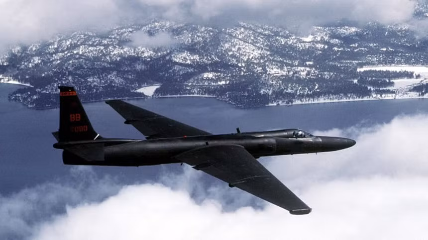 Máy bay trinh sát U-2 Dragon Lady, cỗ máy gián điệp trên không huyền thoại của Mỹ. Phi cơ này có khả năng bay ở độ cao cách mặt đất tới hơn 20 km. Không quân Mỹ sẽ "khoe" U-2 tại triển lãm hàng không Miramar Airshow, diễn ra ngày 28-30/9 tại San Diego, California.