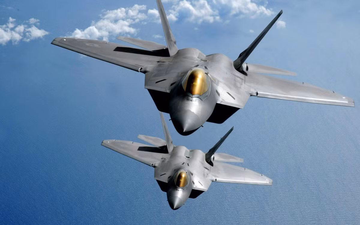 Tiêm kích tàng hình F-22 Raptor của Mỹ, một trong những chiến đấu cơ mạnh nhất thế giới. Raptor đã tham gia bay biểu diễn tại một số triển lãm hàng không trong năm nay, bao gồm chương trình bay biểu diễn tại Rome, Georgia sẽ diễn ra từ ngày 13-14/10 tới.