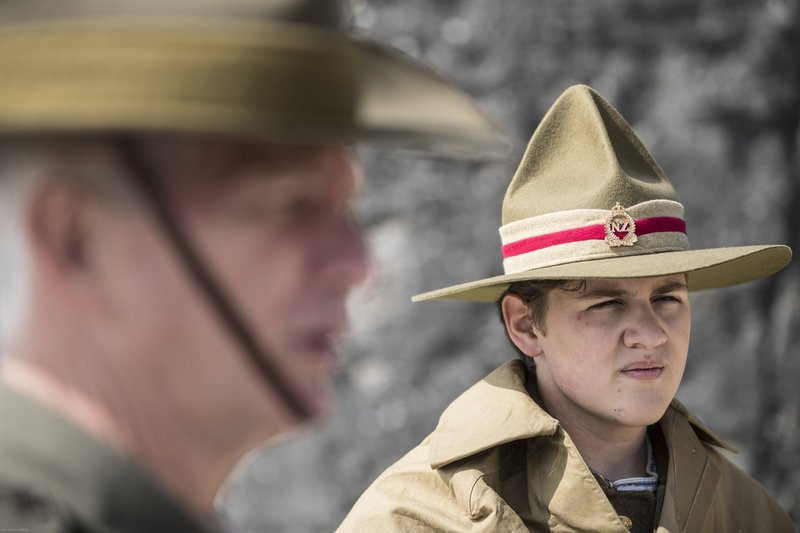 Thay vào đó, các tình nguyện viên Đức và Ba Lan chia sẻ những câu chuyện liên quan đến trang phục quân đội cũng như những câu chuyện lịch sử với những người Pháp, Australia và Anh tại khu tập kết.