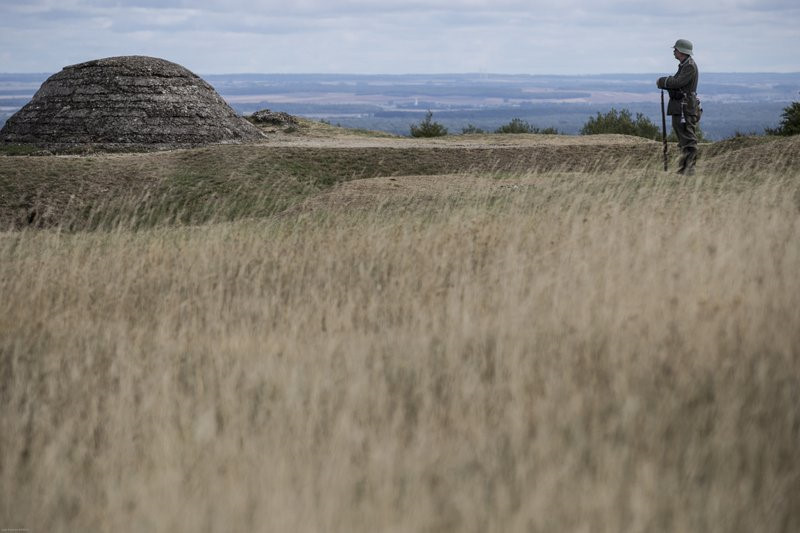 Các tình nguyện viên khác được triển khai ở các chiến trường quan trọng xung quanh Verdun. Họ không tái hiện các trận đánh để thể hiện sự tôn trọng với các địa điểm lịch sử, nơi đã trở thành biểu tượng của hòa bình từ đó.