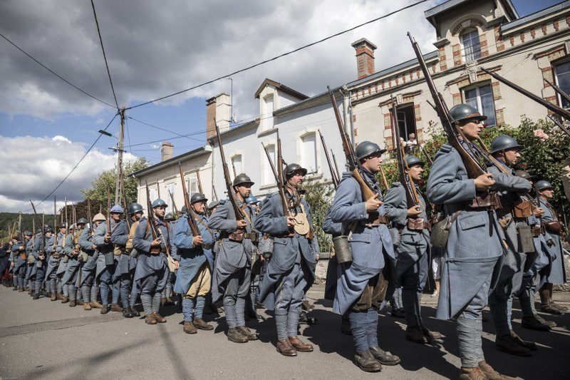 Những người tham gia mặc đồng phục lính, tái hiện một cuộc tập kết quân sự lớn tại thị trấn Verdun này đồng thời tổ chức diễu hành. Sự kiện nằm trong chuỗi hoạt động hướng đến kỷ niệm 100 năm ngày kết thúc Thế chiến I.