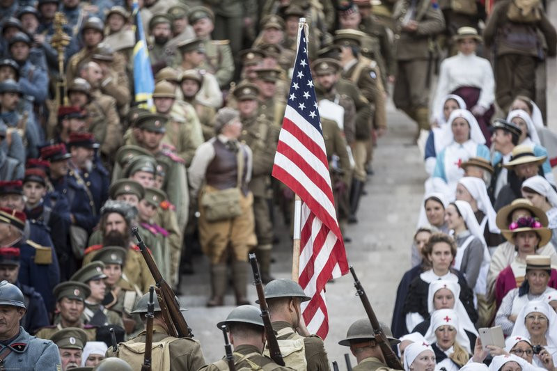 Các binh sĩ mặc trang phục màu kaki, xám hoặc xanh tùy theo quốc gia và phụ nữ mặc đồng phục y tá có biểu tượng chữ thập đỏ, giới thiệu những món đồ và thiết bị thực tế được sử dụng trong cuộc chiến kéo dài từ năm 1914 đến 1918.