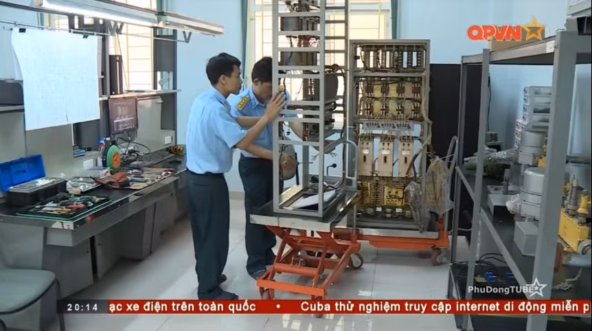 Theo đó đài dẫn bay gần RSBN-4N do Nhà máy A40 phát triển các giúp các đơn vị không quân của Việt Nam tháo gỡ những khó khăn trong hiệp đồng bay biển, duy trì sự thông suốt trên các kênh liên lạc giữa trạm mặt đất với các tổ bay trên nhiều loại địa hình khác nhau. Nguồn ảnh: QPVN.