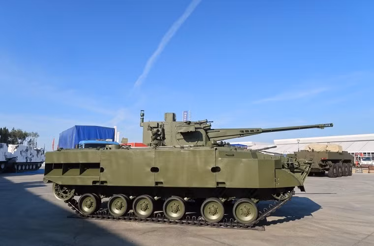 Nguyên mẫu 2S38 được phát triển trên cơ sở kết hợp giữa khung gầm xe chiến đấu bộ binh BMP-3 với module tháp pháo tự động AU-220M 57mm. Nó được thiết kế để "quét sạch" khỏi bầu trời các loại máy bay không người lái, tên lửa hành trình, tên lửa không đối đất, máy bay chiến thuật và trực thăng. Nhìn chung đối tượng tác chiến của 2S38 Deration-PVO chủ yếu là mục tiêu tầm thấp dưới 5km trở xuống. Thậm chí, khi cần, nó có thể sử dụng tấn công các xe thiết giáp, tàu chiến loại nhỏ. Nguồn ảnh: BMPD