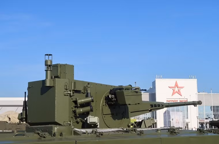 Theo nhà sản xuất, pháo BM-57 của AU-220M có tốc độ bắn lên tới 120 phát/phút, tầm bắn diệt mục tiêu tối đa tới 6km, độ cao hạ mục tiêu đến 4,5km. Có thể tiêu diệt được mục tiêu di chuyển với tốc độ 500m/s. Nguồn ảnh: BMPD