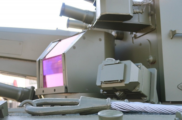 Về hệ thống trinh sát - dẫn bắn, 2S38 trang bị tổ hợp quang - điện làm nhiệm vụ phát hiện và ngắm mục tiêu do Minsk OJSC sản xuất. Khí tài điện tử này được cho là có thể phát hiện mục tiêu UAV cỡ nhỏ kiểu Bird Eye 400 cách 700m, hoặc với một số dòng máy bay quân sự cánh bằng từ 6,4km hoặc 12,3km tùy từng chế độ. Nguồn ảnh: BMPD