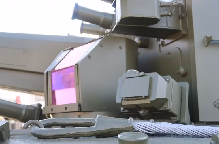 Về hệ thống trinh sát - dẫn bắn, 2S38 trang bị tổ hợp quang - điện làm nhiệm vụ phát hiện và ngắm mục tiêu do Minsk OJSC sản xuất. Khí tài điện tử này được cho là có thể phát hiện mục tiêu UAV cỡ nhỏ kiểu Bird Eye 400 cách 700m, hoặc với một số dòng máy bay quân sự cánh bằng từ 6,4km hoặc 12,3km tùy từng chế độ. Nguồn ảnh: BMPD