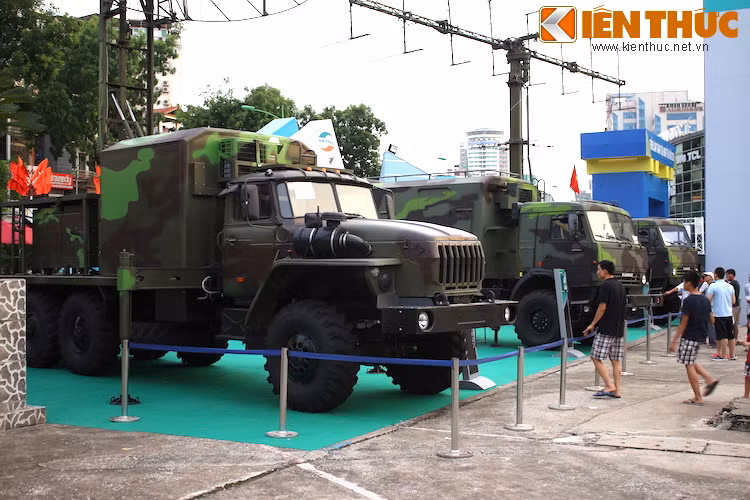 Trong ảnh bộ ba thành phần chiến đấu trong tổ hợp đài radar cảnh giới tầm trung sóng mét do Viettel chế tạo với hai xe mang anten VRS-M2D và VRS-2DM và một xe chỉ huy.