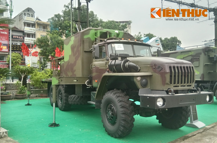 Đài VRS-2DM cũng được đặt trên khung gầm cơ sở xe bánh lốp Ural 4320 6x6 bánh đem lại khả năng cơ động cao, triển khai thu hồi nhanh gọn phù hợp với chiến tranh hiện đại.