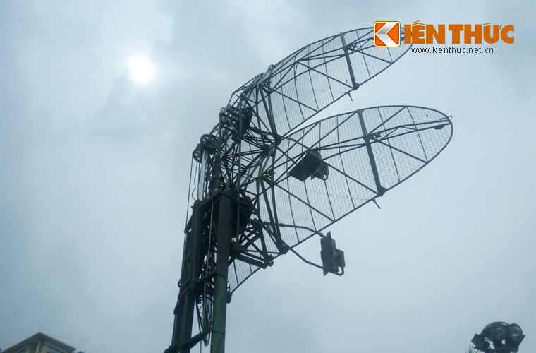 Điểm đặc biệt của các tổ hợp đài radar VRS-M2D và VRS-2DM là chúng có khả năng triển khai và thu hồi nhanh khi các cụm anten có thể được gấp gọn lại khi hành quân và các tổ hợp chỉ có từ một đến hai thành phần chiến đấu gồm: một xe chỉ huy và một xe mang anten.