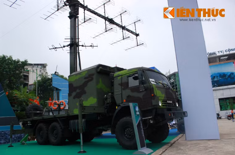 Hiện các thông số kỹ thuật chính của tổ hợp đài radar VRS-M2D vẫn chưa được Viettel tiết lộ. Tuy nhiên, họ cho biết rằng, VRS-M2D là đài radar cảnh giới tầm trung sóng mét hai tọa độ, cơ động cao, dùng để phát hiện các mục tiêu trên không trong vùng phủ sóng của đài và cung cấp thông tin cho các tổ hợp tên lửa phòng không.