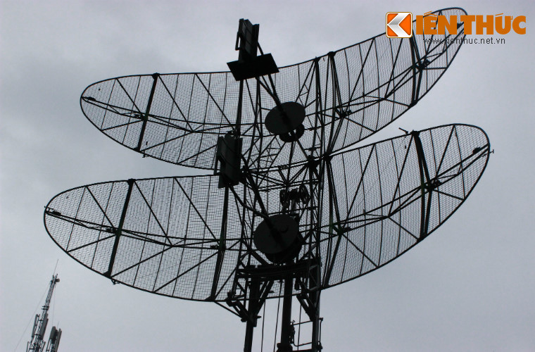 Đài cũng có tính năng tương tự VRS-M2D nhưng có lẽ là chuyên phát hiện mục tiêu bay thấp. Nó cũng có khả năng cung cấp thông tin phần tử mục tiêu tới các tổ hợp tên lửa phòng không.