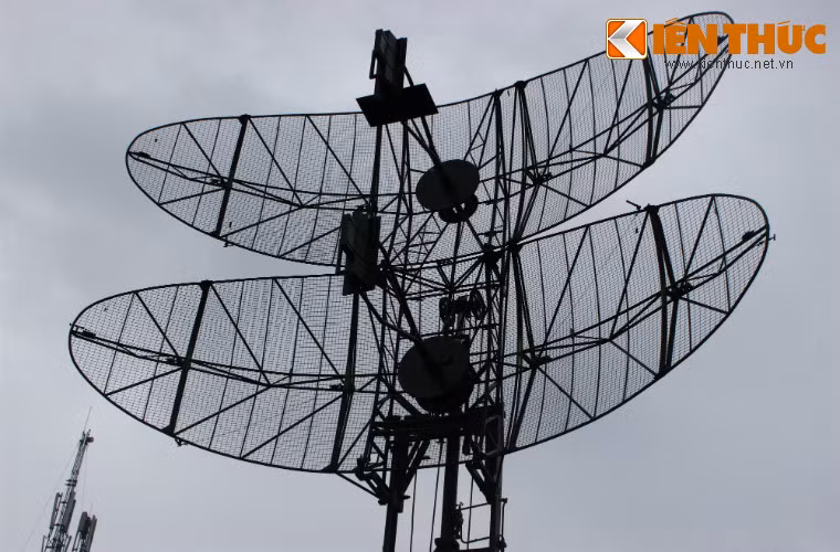 Đài cũng có tính năng tương tự VRS-M2D nhưng có lẽ là chuyên phát hiện mục tiêu bay thấp. Nó cũng có khả năng cung cấp thông tin phần tử mục tiêu tới các tổ hợp tên lửa phòng không.