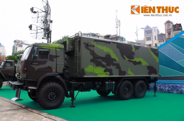 Ngay bên cạnh anten radar VRS-M2D là cabin điều khiển cũng đặt trên khung gầm xe Kamaz.