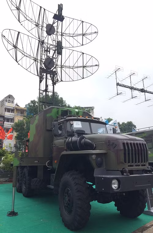 Tổ hợp đài radar VRS-M2D ra đời là minh chứng cho sự quyết tâm của Viettel trong việc nghiên cứu, phát triển và sản xuất các sản phẩm quốc phòng “Made in Việt Nam” phục vụ cho nhiệm vụ huấn luyện và sẵn sàng chiến đấu của Quân đội ta. Bên cạnh đó nó còn thể hiện sự phát triển ngày càng lớn mạnh của ngành công nghiệp quốc phòng Việt Nam mà Viettel là một trong những doanh nghiệp đầu ngành. Nguồn ảnh: Dân Trí.