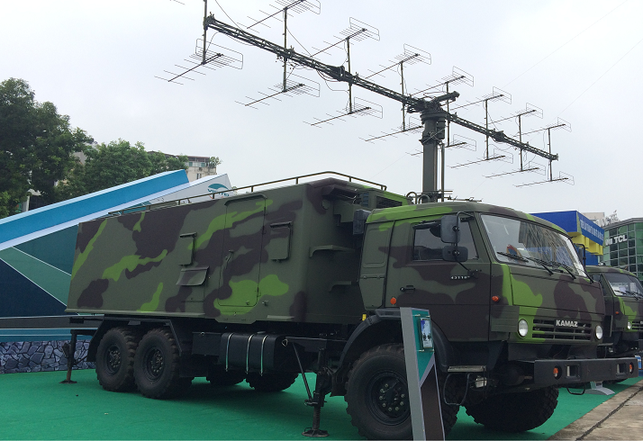 Được biết, tổ hợp đài radar VRS-M2D do Viettel chế tạo hoàn toàn trong nước, tất nhiên vẫn sử dụng một số linh kiện nhập khẩu. Hệ thống radar này cho phép phát hiện các mục tiêu trên không và cung cấp thông tin phần tử mục tiêu tới các tổ hợp tên lửa phòng không. Nguồn ảnh: Dân Trí.