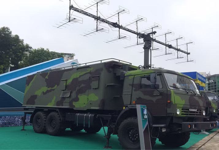 Được biết, tổ hợp đài radar VRS-M2D do Viettel chế tạo hoàn toàn trong nước, tất nhiên vẫn sử dụng một số linh kiện nhập khẩu. Hệ thống radar này cho phép phát hiện các mục tiêu trên không và cung cấp thông tin phần tử mục tiêu tới các tổ hợp tên lửa phòng không. Nguồn ảnh: Dân Trí.