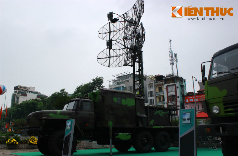 Ngoài VRS-M2D, Viettel còn phát triển đài radar cảnh giới bắt thấp VRS-2DM. Bộ đôi tổ hợp radar này sẽ làm việc phối hợp với nhau trong nhiệm vụ phát hiện và cung cấp thông tin các mục tiêu trên không.
