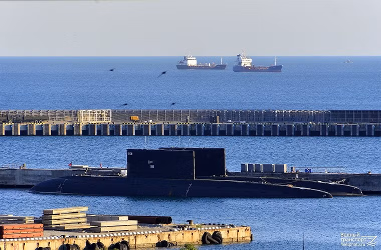 Theo các chuyên gia quân sự, Manila dường như đang nhắm tới các tàu ngầm tấn công diesel-điện thuộc Đề án 636 "Varshavyanka" của Nga, còn được biết tới với cái tên lớp Kilo. Việc ký biên bản ghi nhớ sẽ là bước tiếp theo trong quá trình hình thành lực lượng tàu ngầm đầu tiên của Philippines. Nguồn ảnh: sdelanounas.ru.