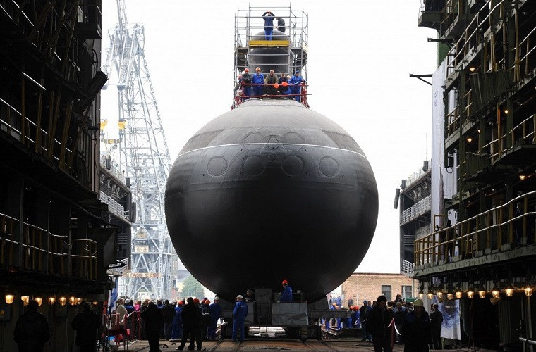 Ở thời điểm hiện tại, Hải quân Philippines đang quan tâm tới việc mua ít nhất hai tàu ngầm tấn công mới và là bước đệm đầu tiên để Manila xây dựng lực lượng tàu ngầm. Trong năm 2016, Hải quân Philippines cũng tỏ ý quan tâm tới lớp tàu ngầm Type 212 của Đức tuy nhiên sau đó Bộ trưởng Quốc phòng Philippines Delfin Lorenzana lại bày tỏ quan tấm đến các tàu ngầm Kilo của Nga. Nguồn ảnh: sdelanounas.ru.