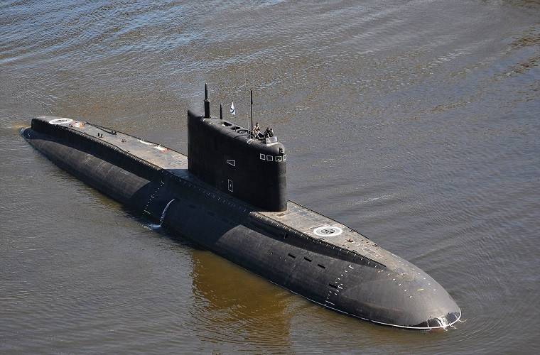 Trước đó vào tháng 7, Tổng thống Philippines Rodrigo Duterte cũng đã thông qua khoản ngân sách trị giá 5.7 tỷ USD cho giai đoạn hai của chương trình hiện đại hóa lực lượng vũ trang Philippines trong giai đoạn từ năm 2018-2020. Ngân sách này hầu hết sẽ được sử dụng cho việc mua sắm vũ khí mới trong đó bao gồm cả các tàu ngầm tấn công diesel-điện. Nguồn ảnh: sdelanounas.ru.