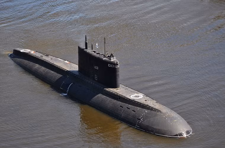 Trước đó vào tháng 7, Tổng thống Philippines Rodrigo Duterte cũng đã thông qua khoản ngân sách trị giá 5.7 tỷ USD cho giai đoạn hai của chương trình hiện đại hóa lực lượng vũ trang Philippines trong giai đoạn từ năm 2018-2020. Ngân sách này hầu hết sẽ được sử dụng cho việc mua sắm vũ khí mới trong đó bao gồm cả các tàu ngầm tấn công diesel-điện. Nguồn ảnh: sdelanounas.ru.