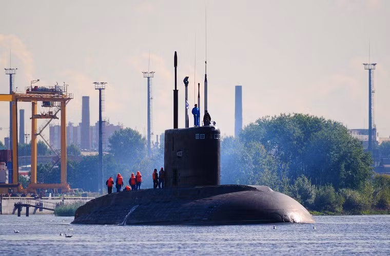 Bên cạnh đó, việc Hải quân Philippines từ trước cho tới nay luôn sử dụng các công nghệ hải quân của Mỹ hoặc ít nhất là của NATO thì việc chuyển sang sử dụng các tàu chiến của Nga, đặc biệt là tàu ngầm sẽ là một thử thách không hề nhỏ đối với lực lượng này. Cần phải nhắc lại rằng Hải quân Philippines dù đã bước sang tuổi 120 nhưng chưa từng sở hữu lực lượng tàu ngầm. Nguồn ảnh: rusofili.bg.