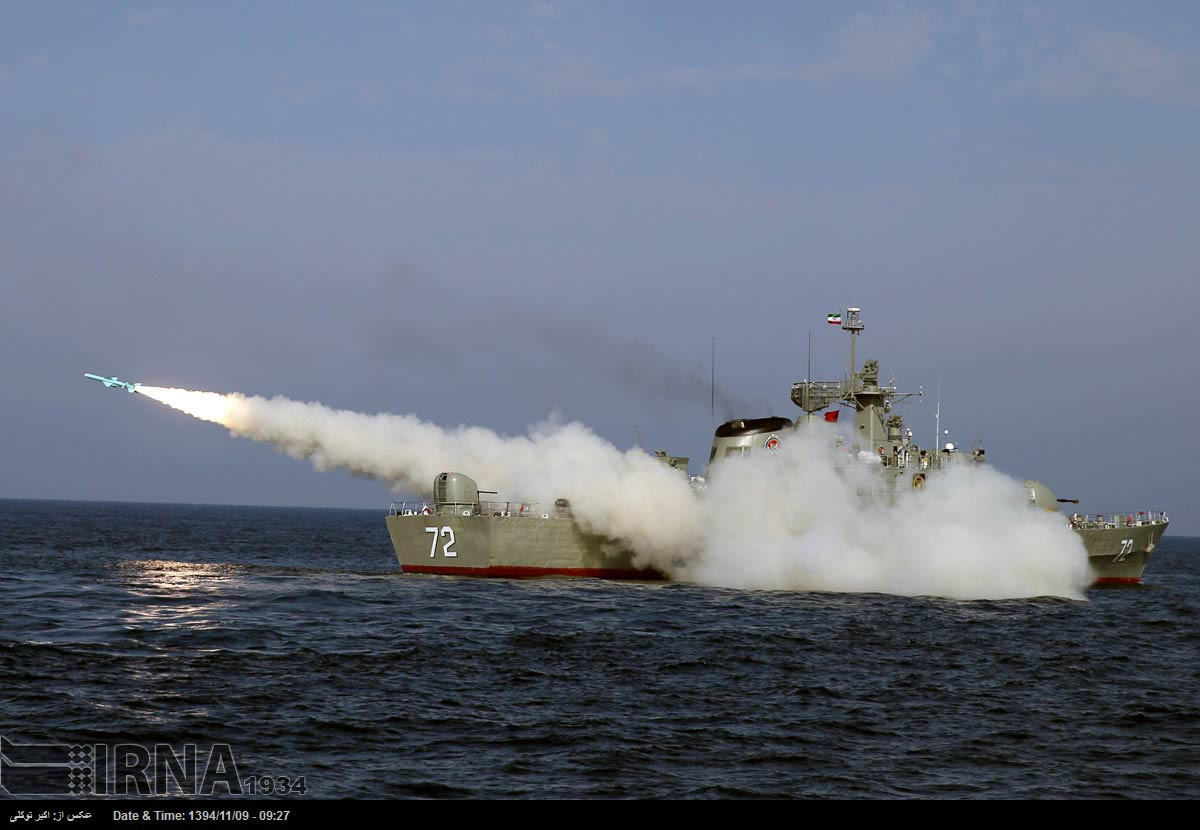 Về tổng thể Hải quân Iran sở hữu hạm đội tàu chiến đông đảo với khoảng 398 chiếc các loại, trong đó chủ yếu là tàu tên lửa tấn công nhanh cùng các tàu ngầm tấn công diesel-điện cỡ nhỏ. Đây sẽ là lực lượng đóng vai trò tiên phong trên tuyến đầu nếu như Iran muốn phong tỏa eo biển Hormuz. Nguồn ảnh: IRNA.