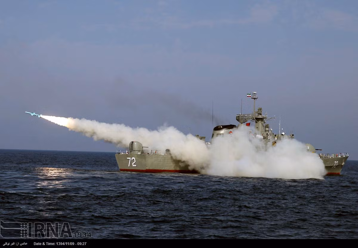 Về tổng thể Hải quân Iran sở hữu hạm đội tàu chiến đông đảo với khoảng 398 chiếc các loại, trong đó chủ yếu là tàu tên lửa tấn công nhanh cùng các tàu ngầm tấn công diesel-điện cỡ nhỏ. Đây sẽ là lực lượng đóng vai trò tiên phong trên tuyến đầu nếu như Iran muốn phong tỏa eo biển Hormuz. Nguồn ảnh: IRNA.