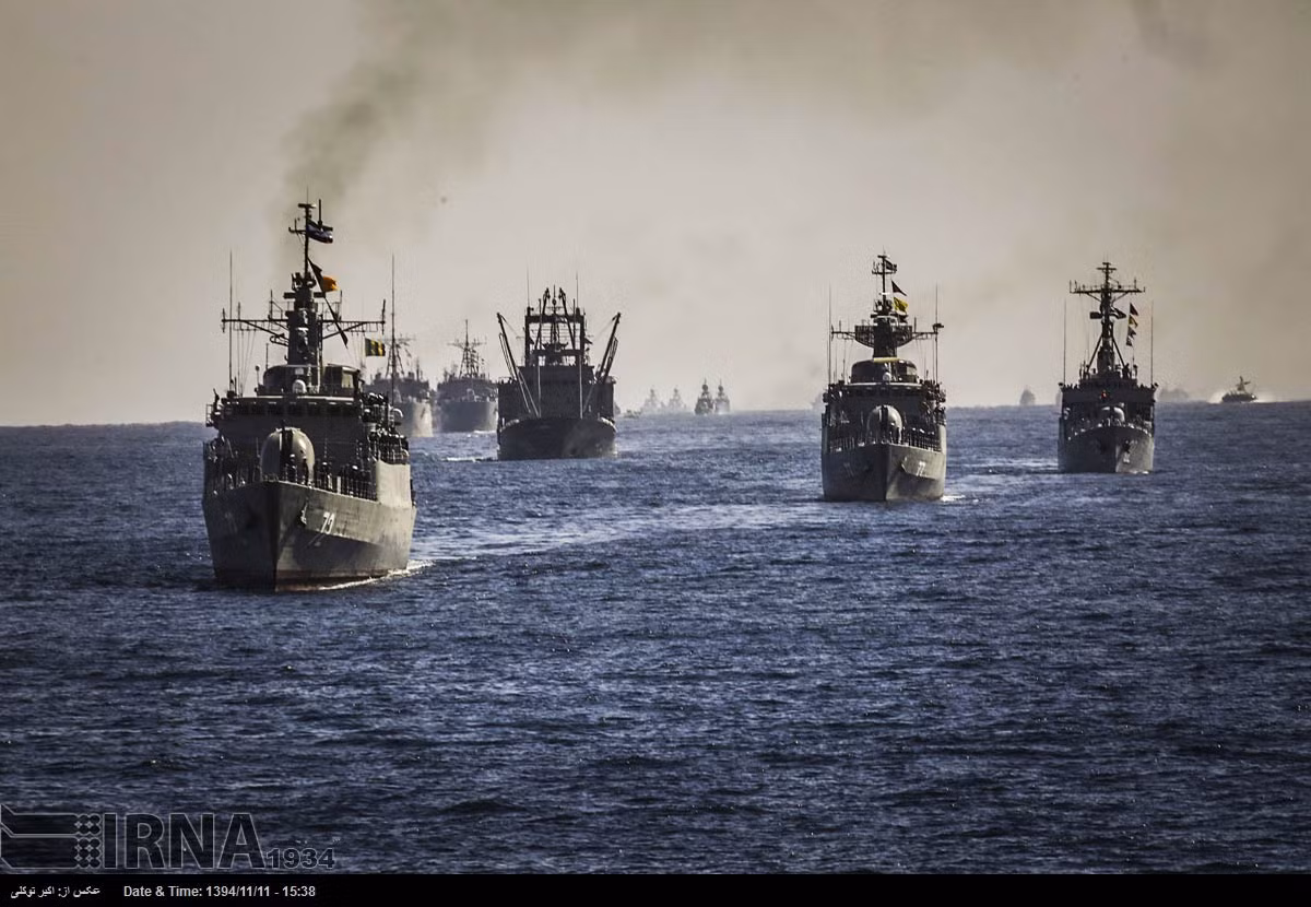 Vậy IRGC đang nắm giữ gì trong tay để có thể mạnh miệng thách thức Mỹ và cũng như “khóa” được eo biển Hormuz? Nơi vốn được xem là cửa ngõ nối vịnh Ba Tư và biển Ả Rập, “yết hầu vận chuyển dầu mỏ quan trọng nhất hành tinh” khi có đến 20%-40% tổng số lượng dầu trên thế giới lưu thông qua đây. Nguồn ảnh: IRNA.