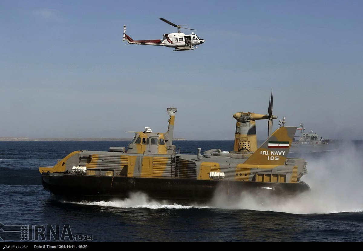 Được biết, đây không phải là lần đầu tiên Iran có kế hoạch thực hiện các cuộc tập trận hải quân quy mô trên eo biển Hormuz và mỗi lần như vậy Hải quân Iran đều tung ra ít nhất 100 tàu chiến các loại (đa số là tàu chiến và tàu tuần tra cỡ nhỏ). Thậm chí lực lượng hải quân Iran còn sở hữu cả các đơn vị không quân riêng. Nguồn ảnh: IRNA.