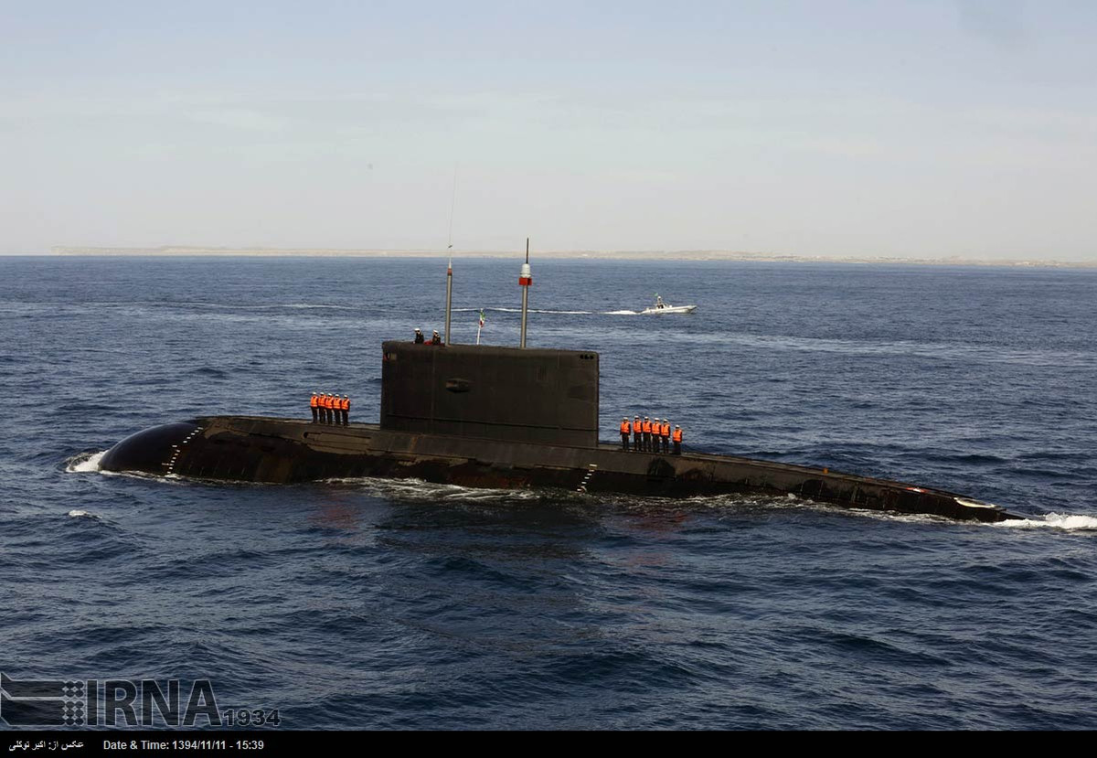 Số lượng tàu ngầm của Iran luôn là một ẩn số đối với lực lượng tình báo của Mỹ, ngoài trừ ba tàu Kilo ra họ có thể tự chế tạo hàng chục tàu ngầm tấn công cỡ nhỏ với lượng giãn nước chỉ khoảng 600 tấn thậm chí ít hơn, lực lượng này cũng tác chiến theo chiến thuật “bầy sói” cực kỳ nguy hiểm và rất khó phát hiện do có kích thước quả nhỏ. Nguồn ảnh: IRNA.