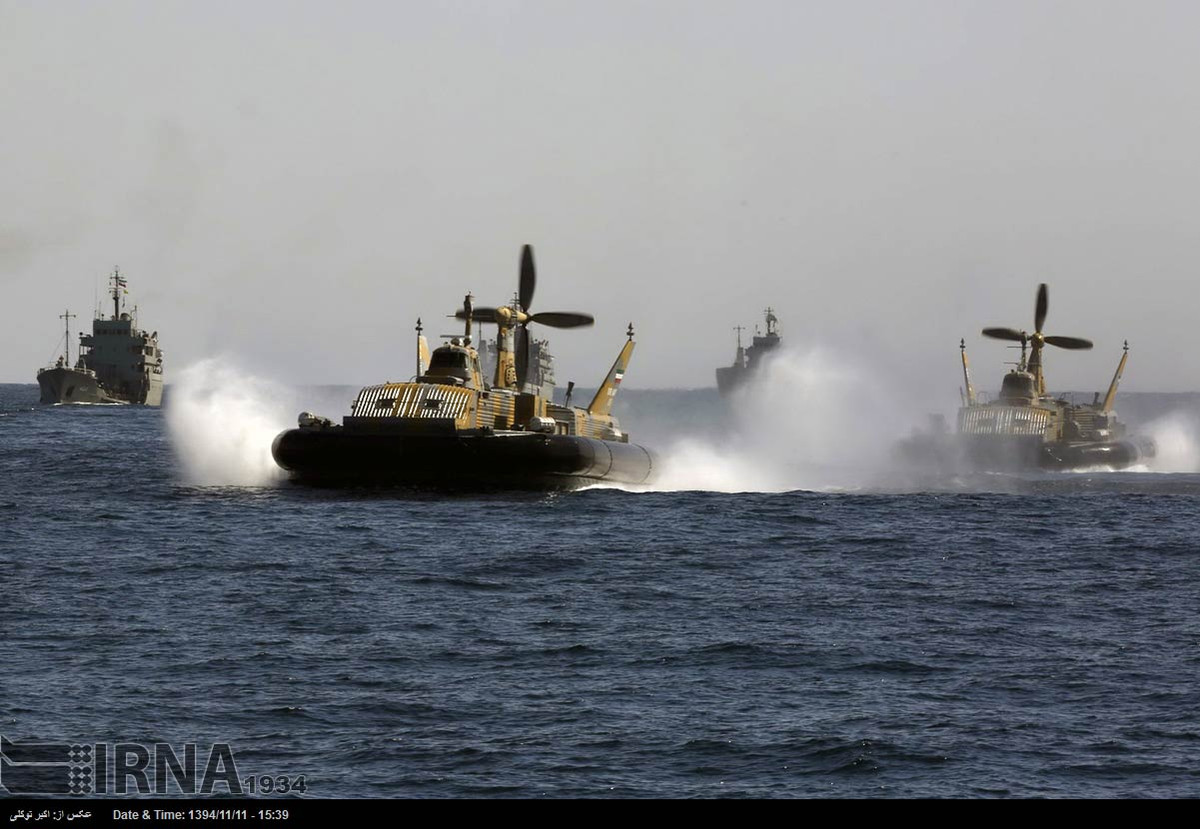 Xét về yếu tố địa lý, eo biển Hormuz chỉ rộng khoảng hơn 50km và nằm trọn trong vùng lãnh hải Iran. Mặc dù giáp với eo biển, nhưng Tehran không “độc chiếm” được Hormuz bởi một nửa eo biển này do Oman kiểm soát. Do đó việc Tehran thực hiện phong tỏa eo biển Hormuz là điều hoàn nằm trong khả năng thực hiện của lực lượng hải quân nước này. Nguồn ảnh: IRNA.