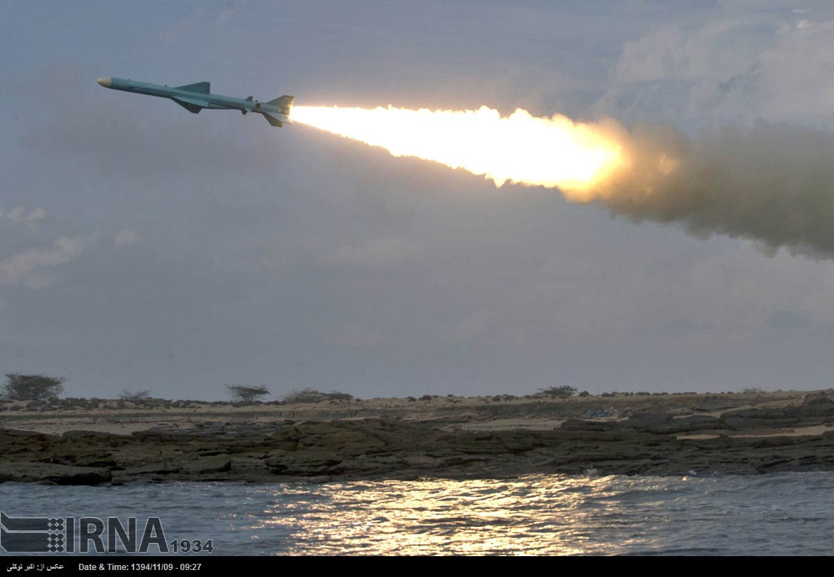 Các tàu tên lửa tấn công nhanh của Iran được vũ trang 2-4 tên lửa chống hạm C-802 do Trung Quốc chế tạo và được Iran nội địa hóa, C-802 có tốc độ bay chỉ cận âm hơn 900km/h và có tầm bắn tối đa lên tới 280km. Hiện vẫn không rõ Iran có trong tay bao nhiêu tên lửa loại này khi họ có cả ba biến thể của C-802 gồm đối hạm, đất đối hạm và cả không đối hạm. Nguồn ảnh: IRNA.