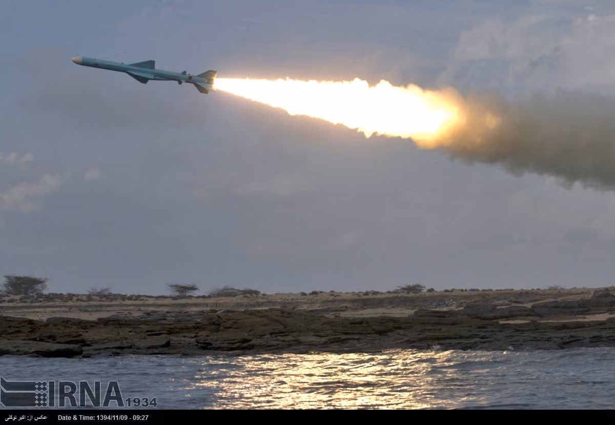 Các tàu tên lửa tấn công nhanh của Iran được vũ trang 2-4 tên lửa chống hạm C-802 do Trung Quốc chế tạo và được Iran nội địa hóa, C-802 có tốc độ bay chỉ cận âm hơn 900km/h và có tầm bắn tối đa lên tới 280km. Hiện vẫn không rõ Iran có trong tay bao nhiêu tên lửa loại này khi họ có cả ba biến thể của C-802 gồm đối hạm, đất đối hạm và cả không đối hạm. Nguồn ảnh: IRNA.