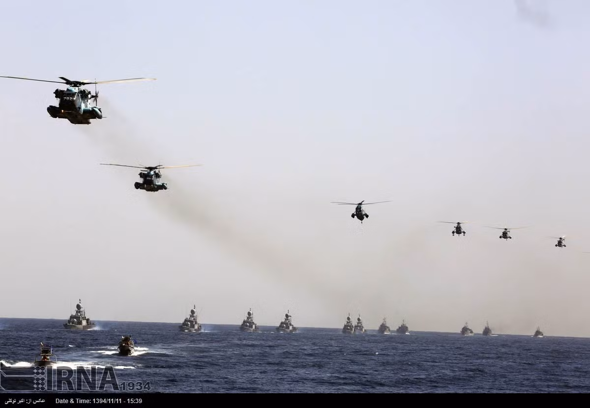 Theo Global Fire Power Hải quân Cộng hòa Hồi giáo Iran (IRGC) đang vận hành 5 tàu hộ vệ tên lửa, 3 tàu ngầm phi hạt nhân, 33 tàu tuần tra, 230 tàu tên lửa tấn công nhanh, cùng một số tàu hậu cần, đổ bộ và hỗ trợ khác cùng quân số hiện tại vào khoảng 18.000 người. Nguồn ảnh: IRNA.