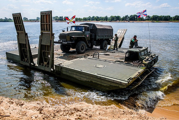 Xe quân sự Ural trên phà qua sông Oka.
