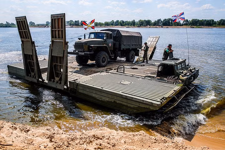 Xe quân sự Ural trên phà qua sông Oka.