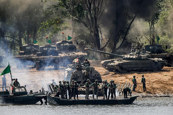 Open Water có nhiều phần thi khác nhau, bao gồm các bài tập như rà phá bom mìn và vật liệu nổ, vượt sông Oka, vận chuyển thương binh và nhiều nhiệm vụ phức tạp khác.